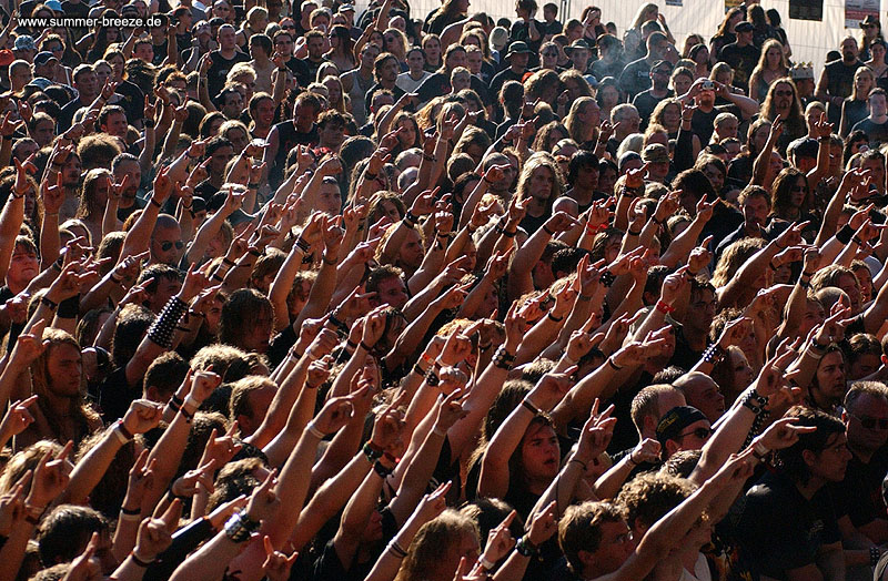 Bild von Fans der Band Amon Amarth bei einem Live-Auftritt